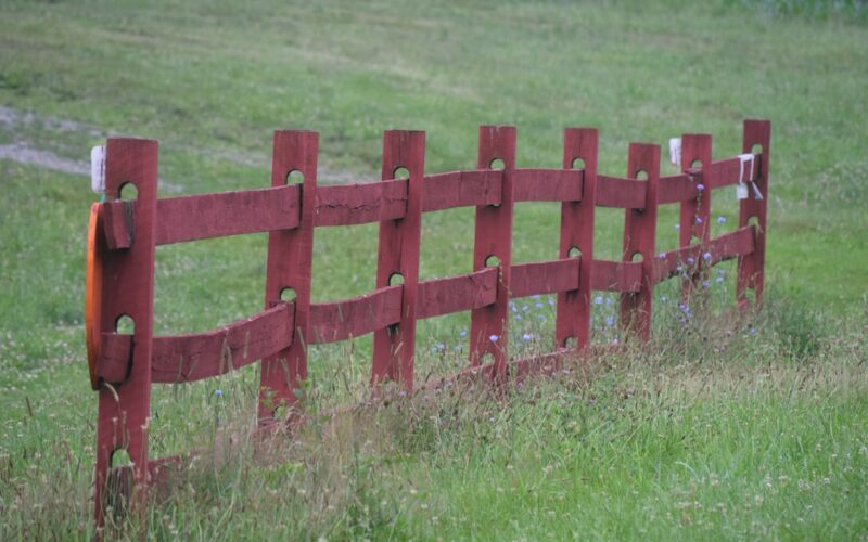Composite Fencing: Wind Resistance Ratings for UK Storms