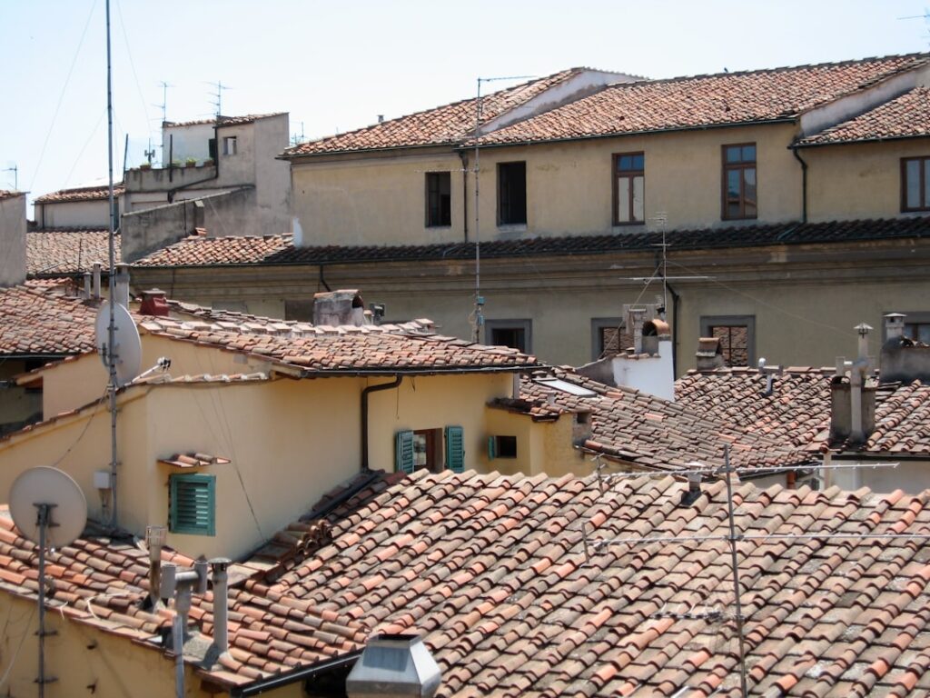 Dry Ridge Systems vs Mortar: Wind Uplift Standards BS 5534