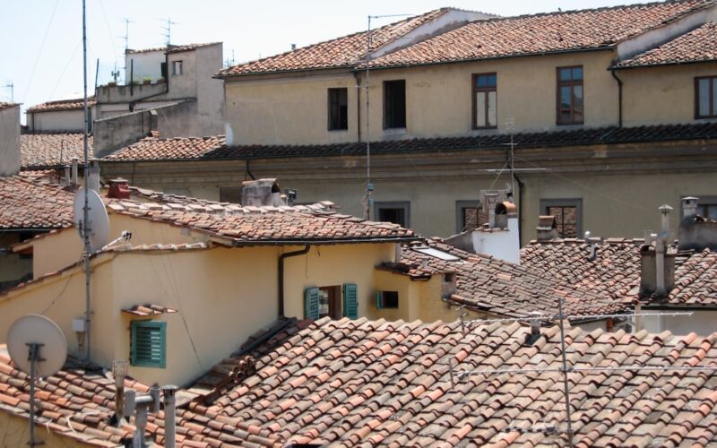 Dry Ridge Systems vs Mortar: Wind Uplift Standards BS 5534